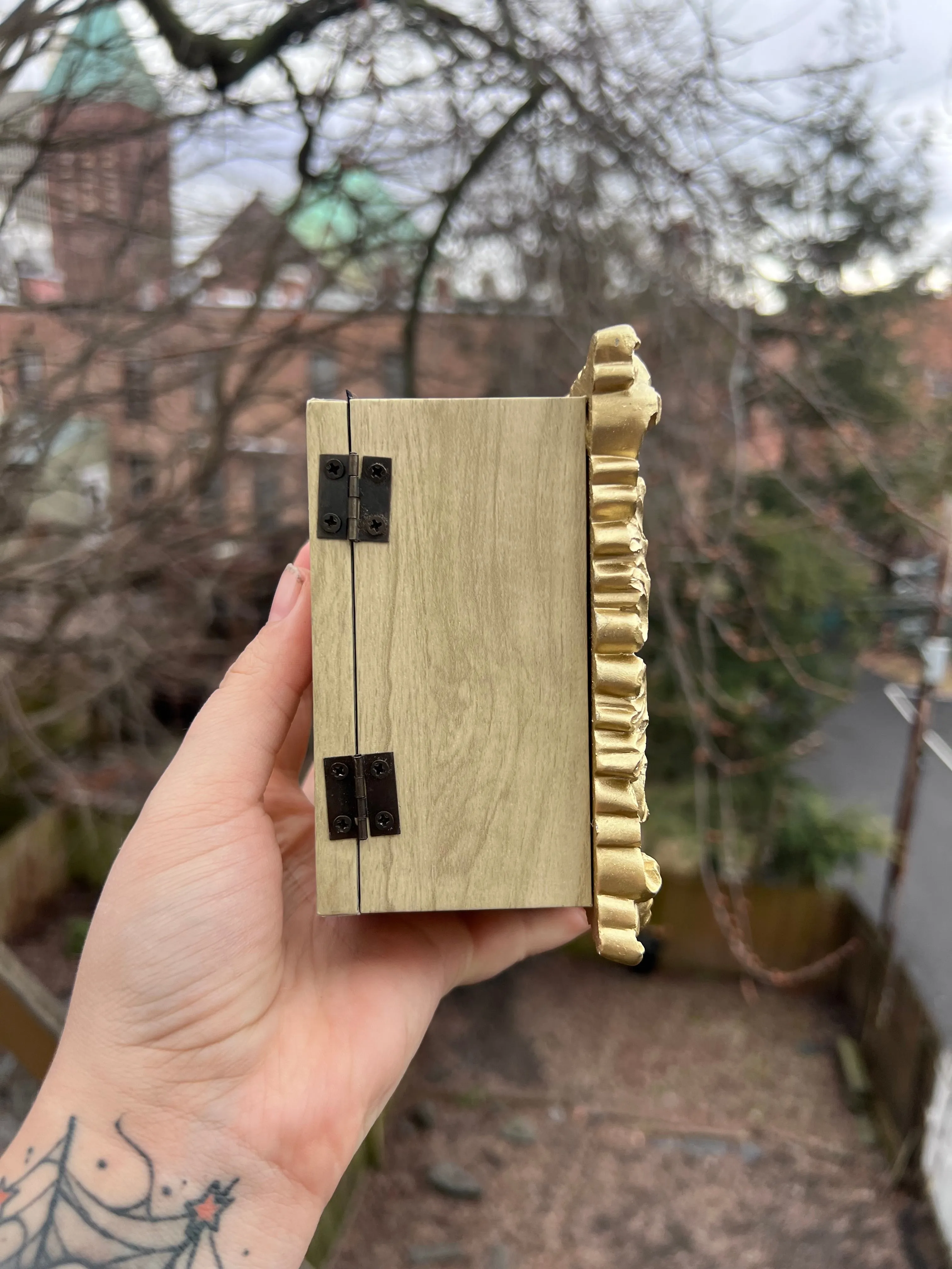 Gold Mantis Box Frame
